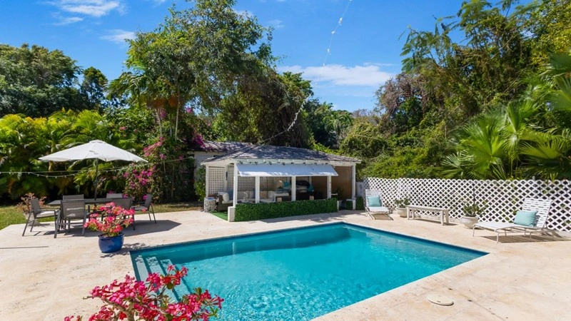 House 10+1 with open kitchen in Nassau, Bahamas