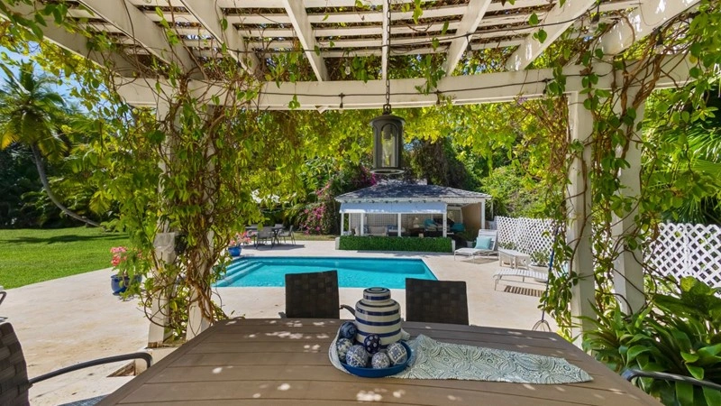 House 10+1 with open kitchen in Nassau, Bahamas