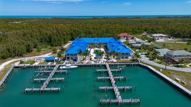 House 242 m2 with fireplace in Freeport, Bahamas