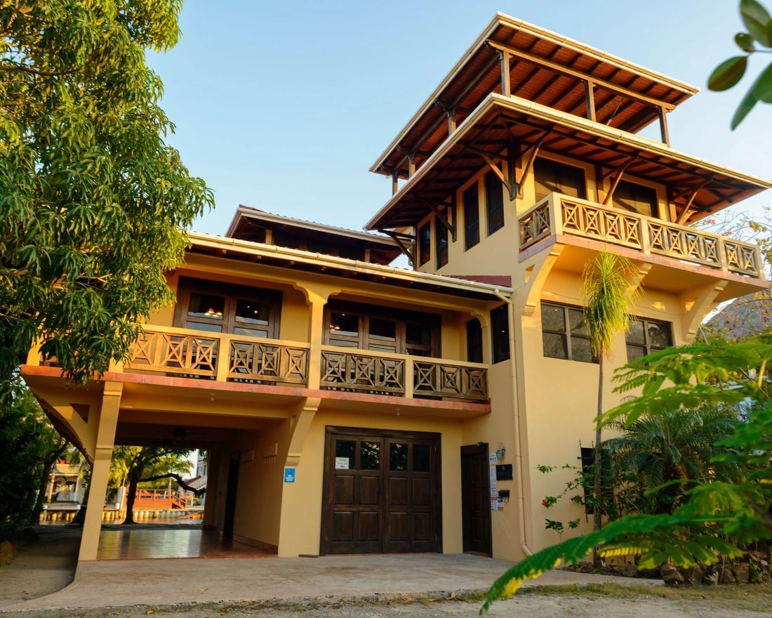 位于伯利兹普拉森西亚的 372 m2 带花园房屋