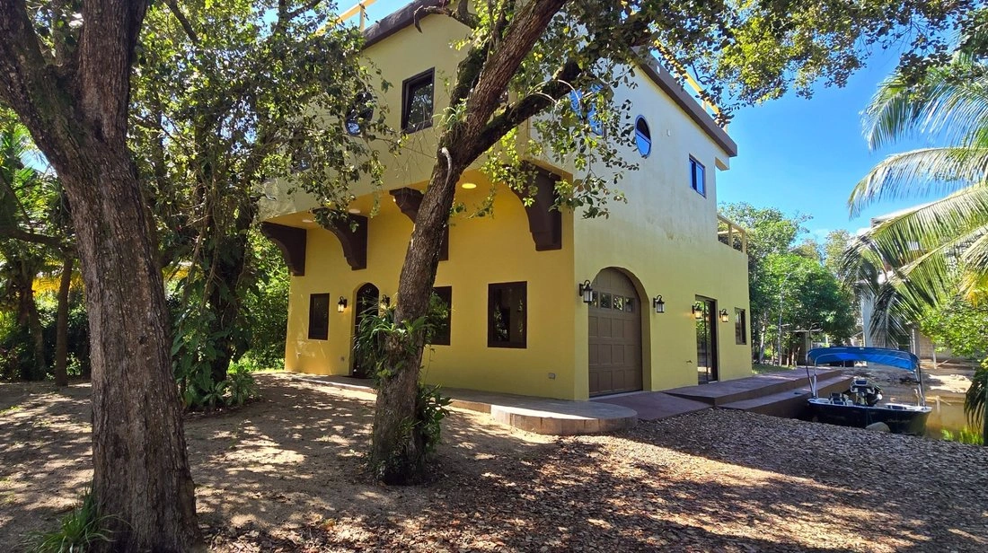House 405 m2 with garden in Placencia, Belize