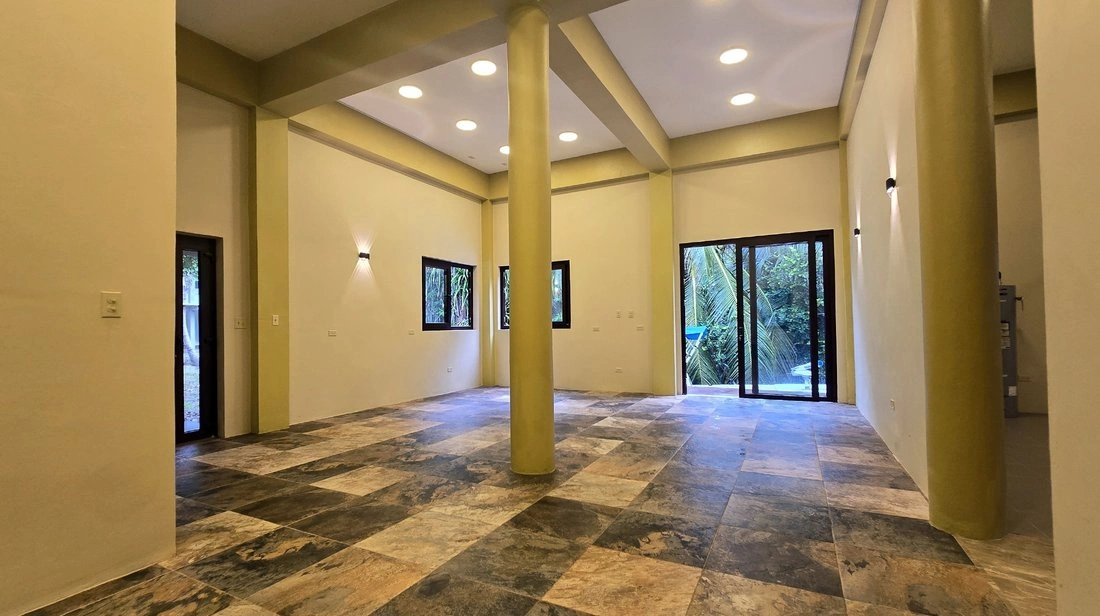 House 405 m2 with garden in Placencia, Belize