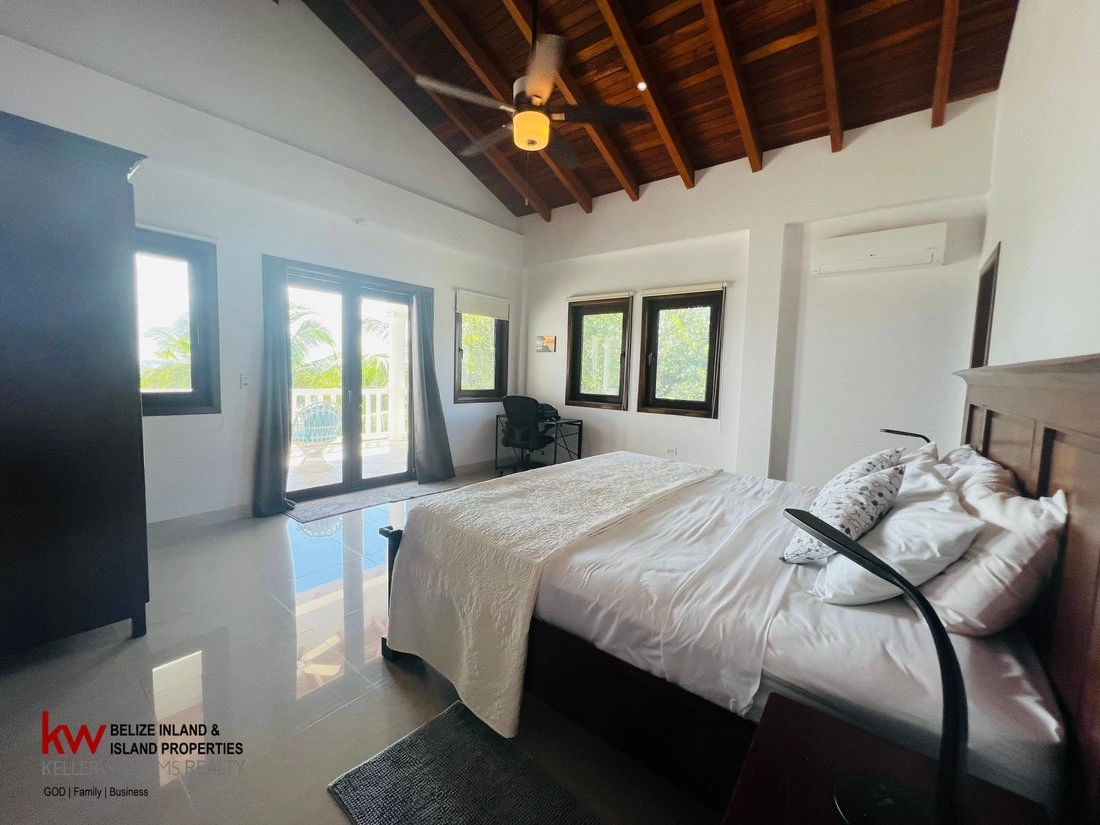 Placencia, Belize में पहाड़ी दृश्य वाला 457 m2 का घर