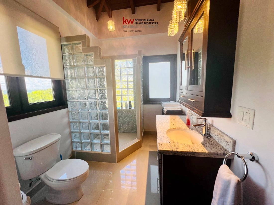 Placencia, Belize में पहाड़ी दृश्य वाला 457 m2 का घर