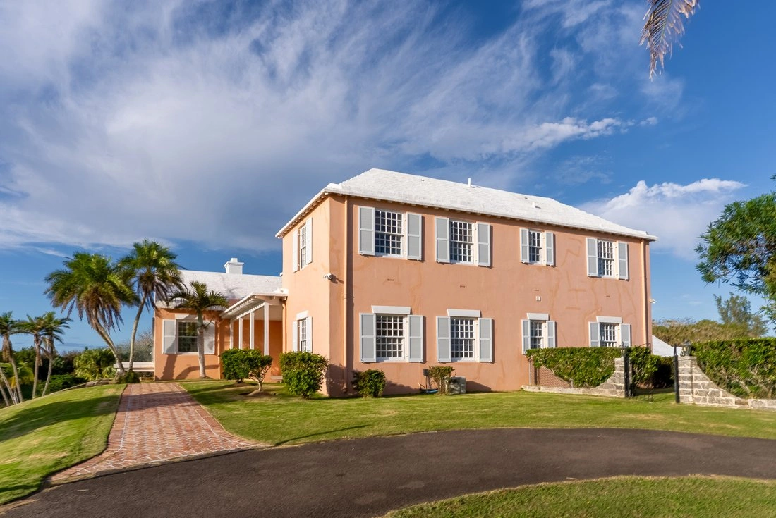 House 591 m2 with open pool in Hamilton City, Bermuda