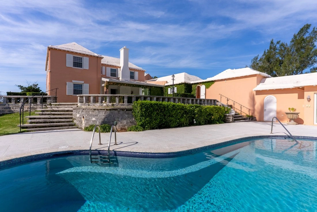 House 591 m2 with open pool in Hamilton City, Bermuda