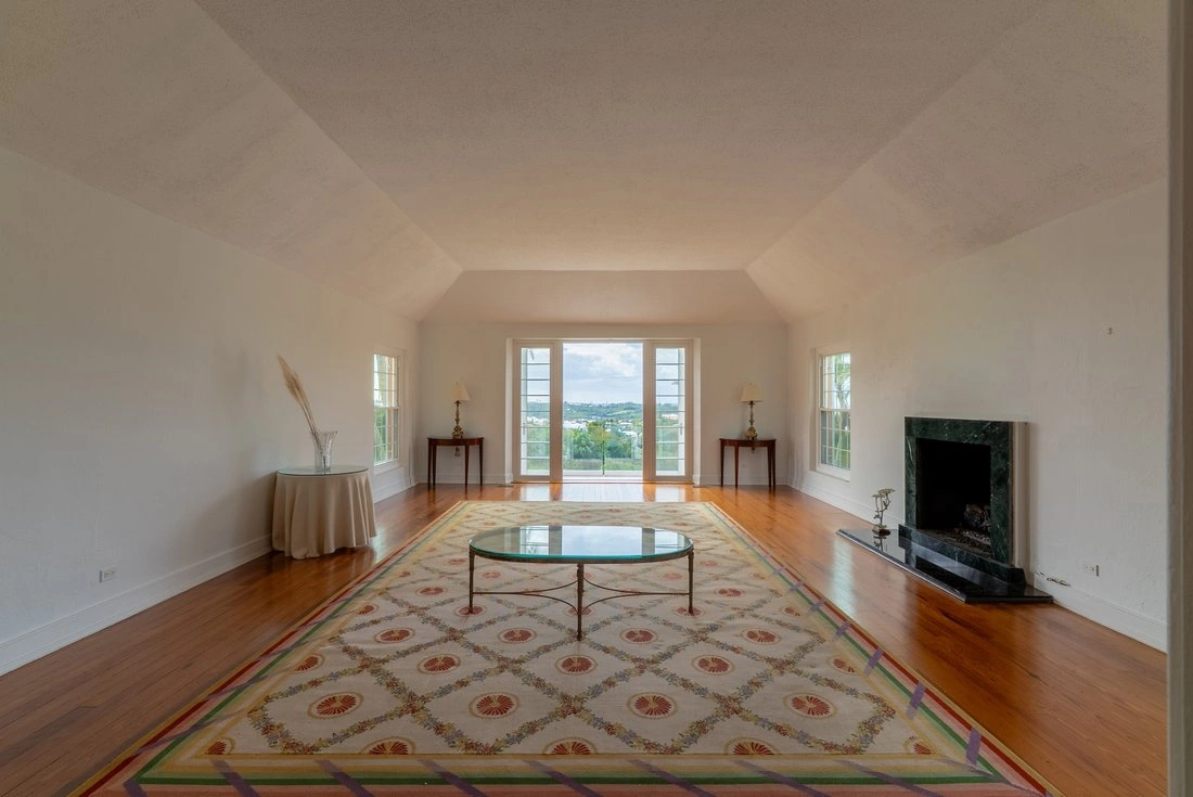 House 591 m2 with open pool in Hamilton City, Bermuda