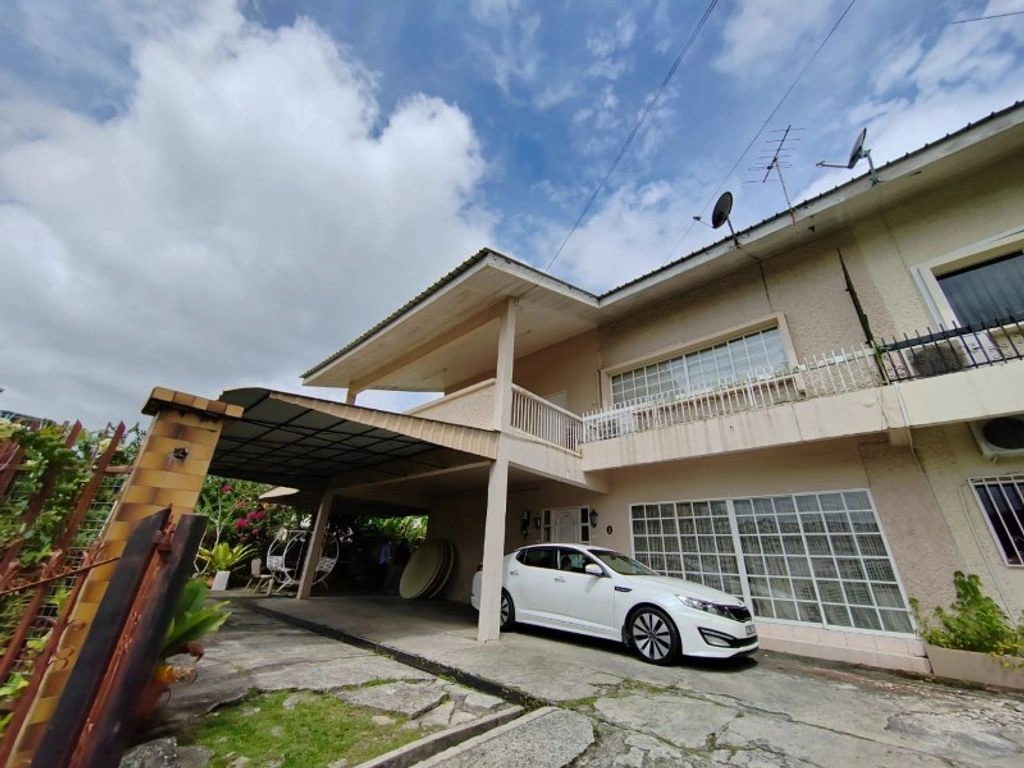 文莱斯里巴加湾市 239 m2 带阳台的房屋