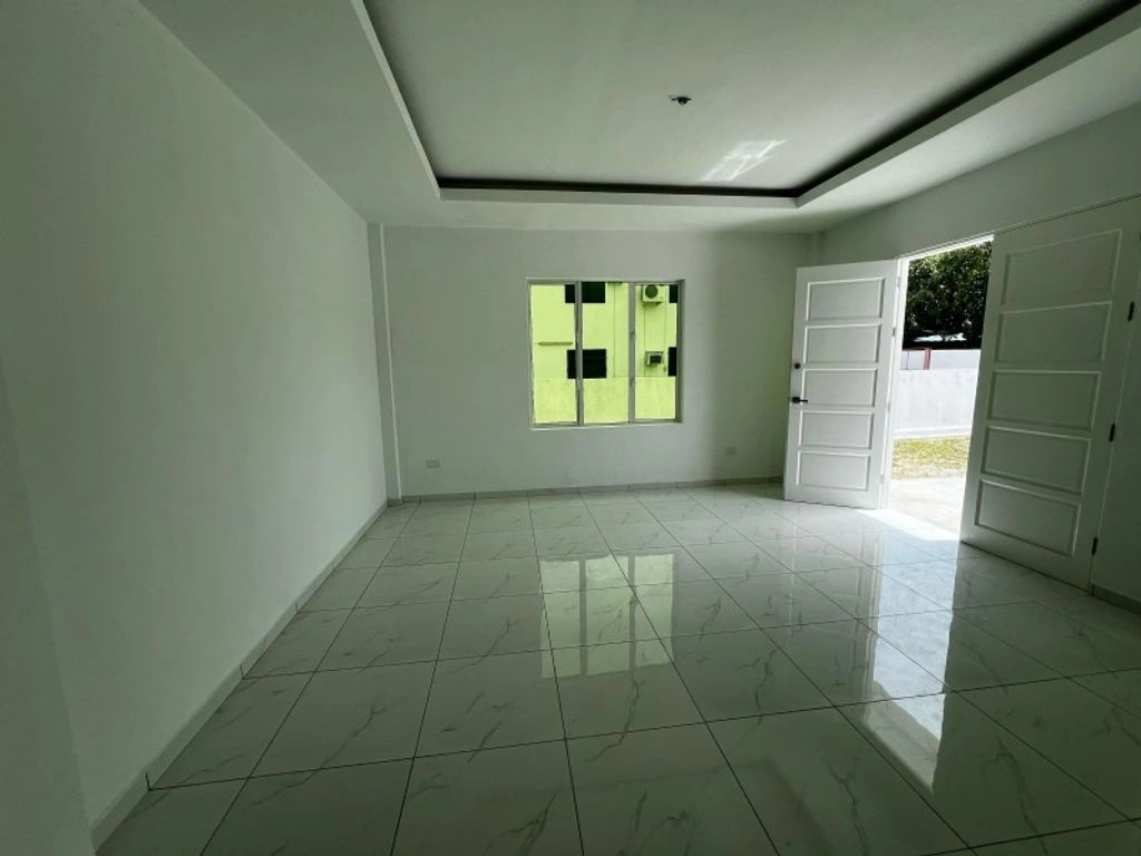 文莱班达尔斯里贝加湾 4+1 带办公室住宅