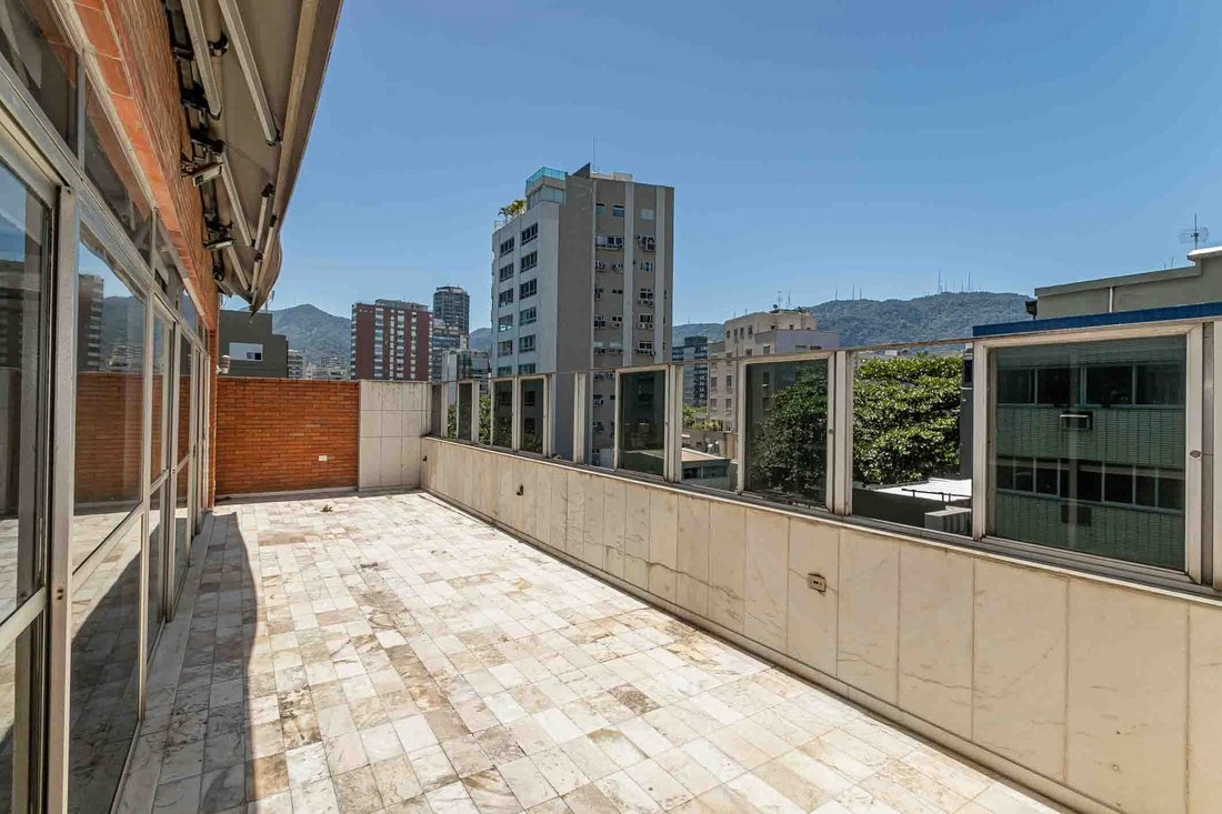 Penthouse 295 m2 with garage in Rio de Janeiro, Brazil