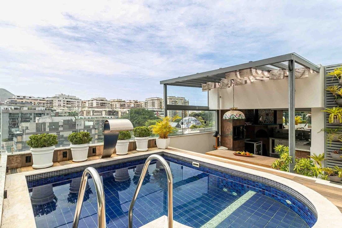Penthouse 330 m2 with open pool in Rio de Janeiro, Brazil
