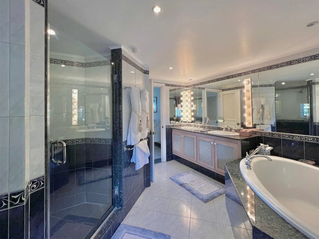 St. James 2+1 开放式厨房别墅