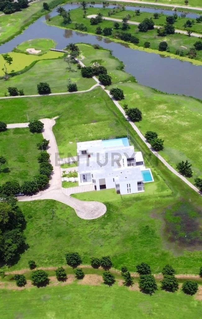 Casa de 2000 m2 con vista al océano en Santa Cruz de la Sierra, Bolivia