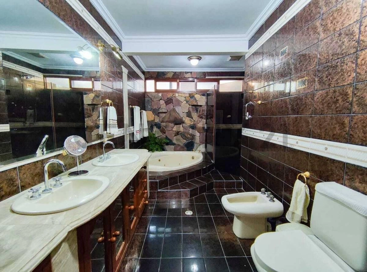 Casa 4+1 con piscina de borde infinito en Santa Cruz de la Sierra, Bolivia
