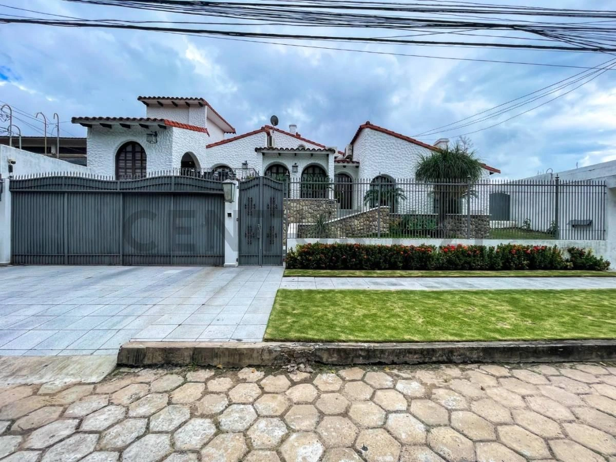Casa 448 m2 con jardín en Santa Cruz de la Sierra, Bolivia