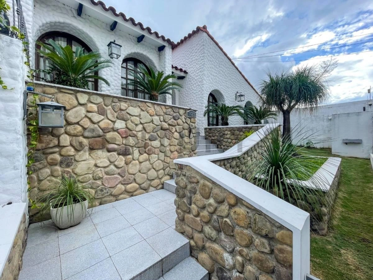Casa 448 m2 con jardín en Santa Cruz de la Sierra, Bolivia