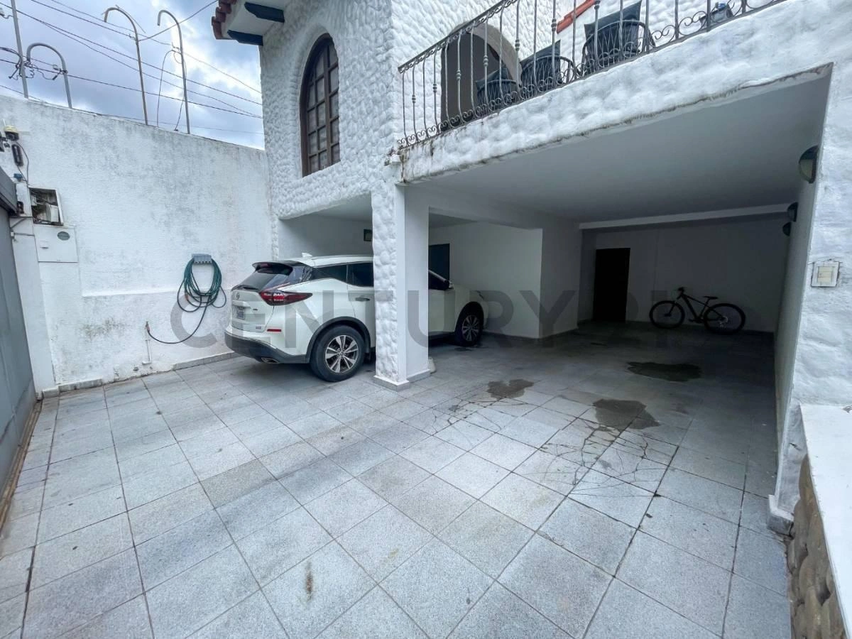 Casa 448 m2 con jardín en Santa Cruz de la Sierra, Bolivia