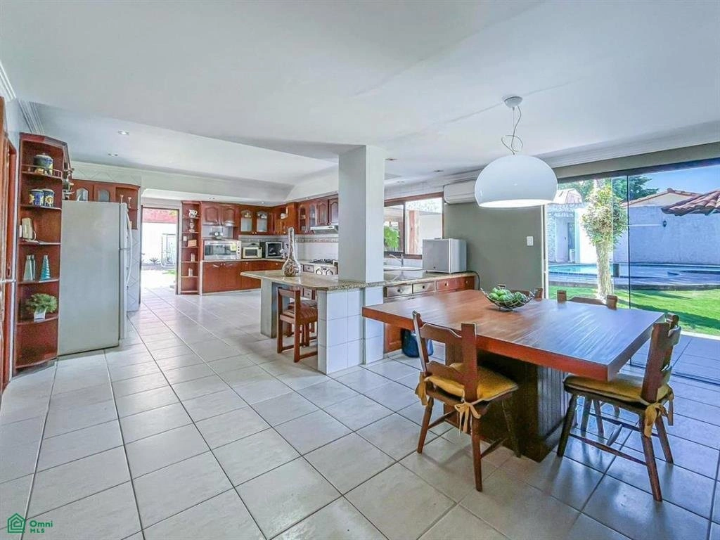 玻利维亚圣克鲁斯德拉西埃拉 5+1 带办公室的住宅