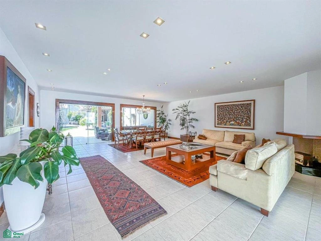 玻利维亚圣克鲁斯德拉西埃拉 5+1 带办公室的住宅