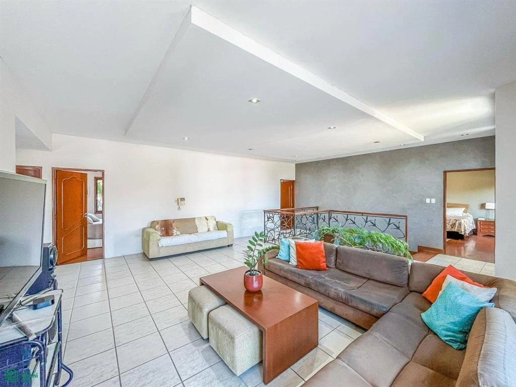 玻利维亚圣克鲁斯德拉西埃拉 5+1 带办公室的住宅