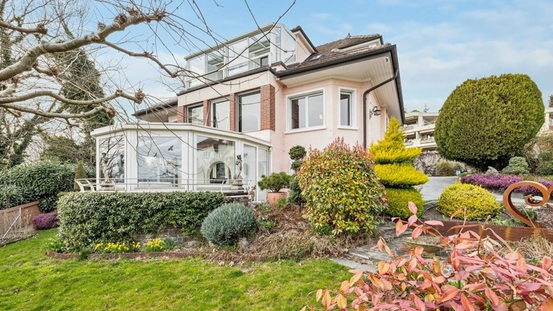 洛桑(瑞士)采光通透的 6+1 房屋