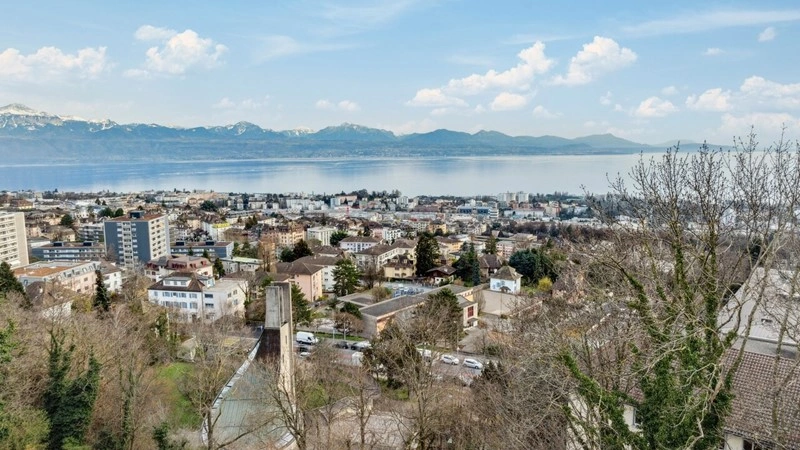 洛桑(瑞士)采光通透的 6+1 房屋