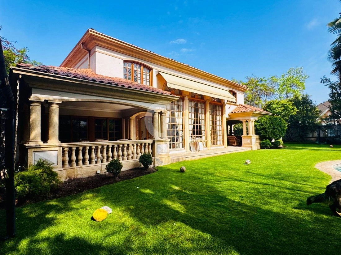 智利圣地亚哥 5+1 带开放泳池住宅