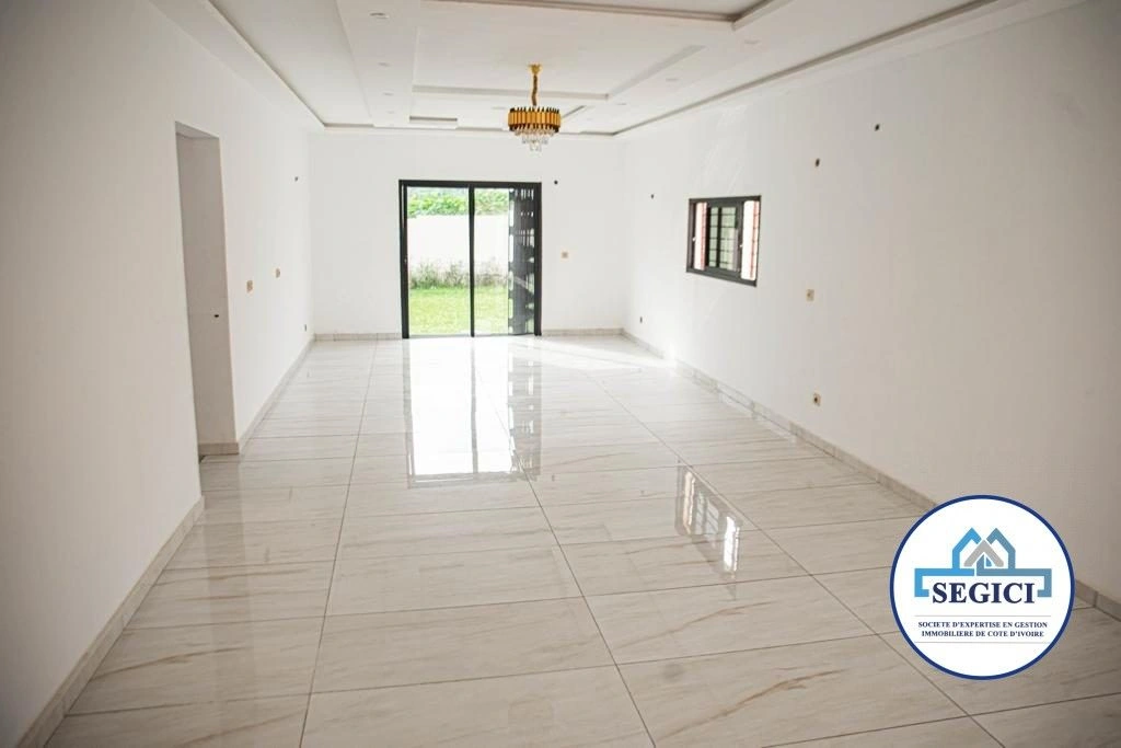 Yamoussoukro, Fildişi Sahili'nde balkonlu 400 m2 ev