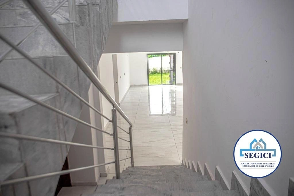 Yamoussoukro, Fildişi Sahili'nde balkonlu 400 m2 ev