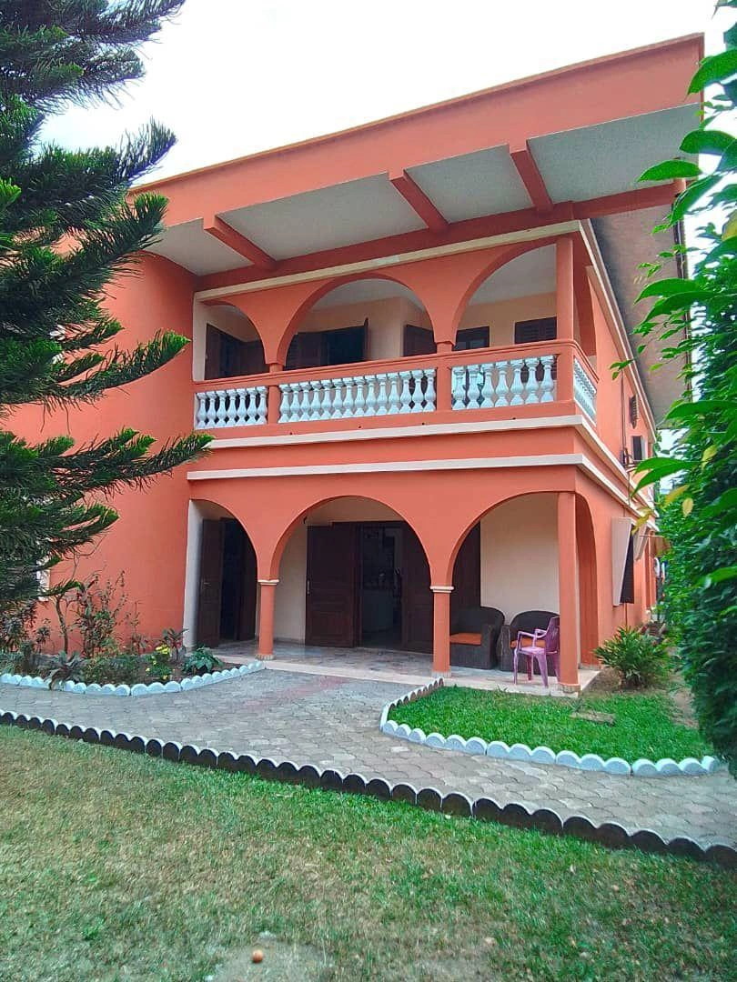 杜阿拉(喀麦隆)564 m2 带开放式泳池的住宅