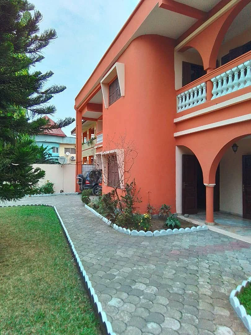 杜阿拉(喀麦隆)564 m2 带开放式泳池的住宅