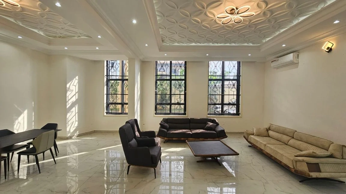 雅温得(喀麦隆)285 m2 房屋,含露天停车位