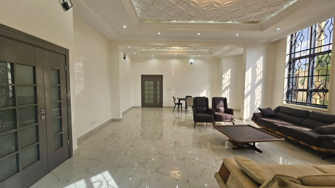 雅温得(喀麦隆)285 m2 房屋,含露天停车位