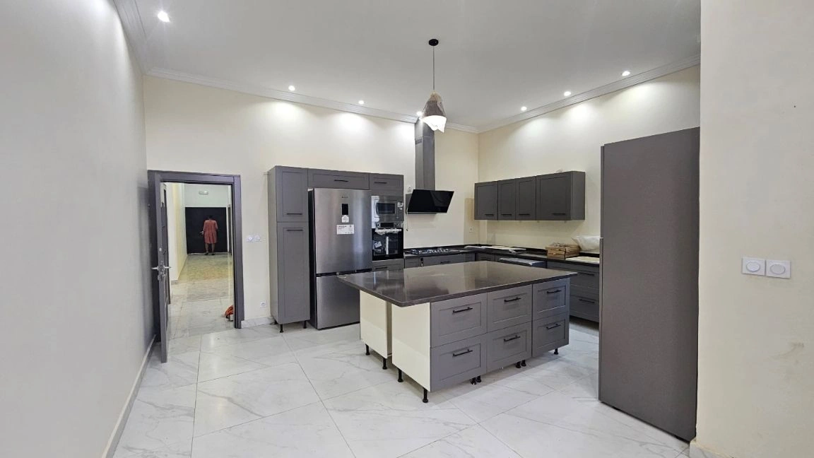 雅温得(喀麦隆)285 m2 房屋,含露天停车位