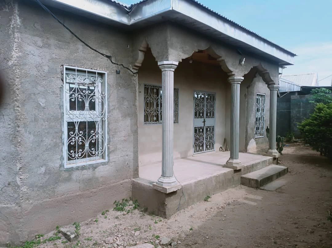 喀麦隆加鲁阿 180 m2 带开放式泳池的房屋