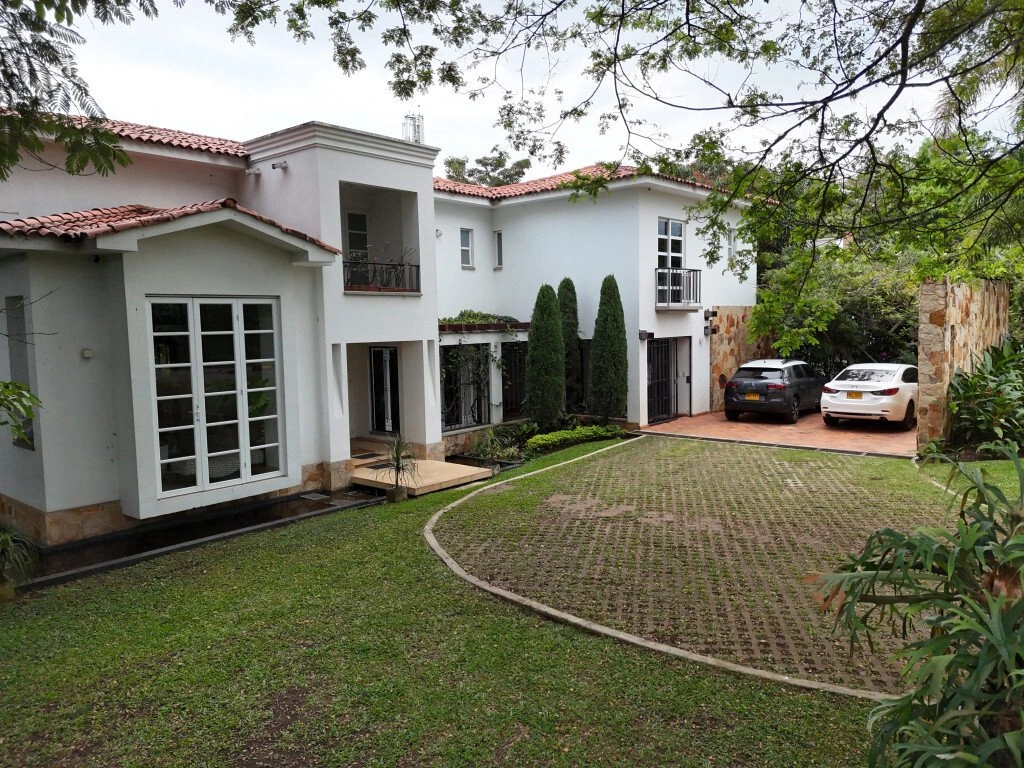 House 500 m2 with fireplace in Cali, Colombia
