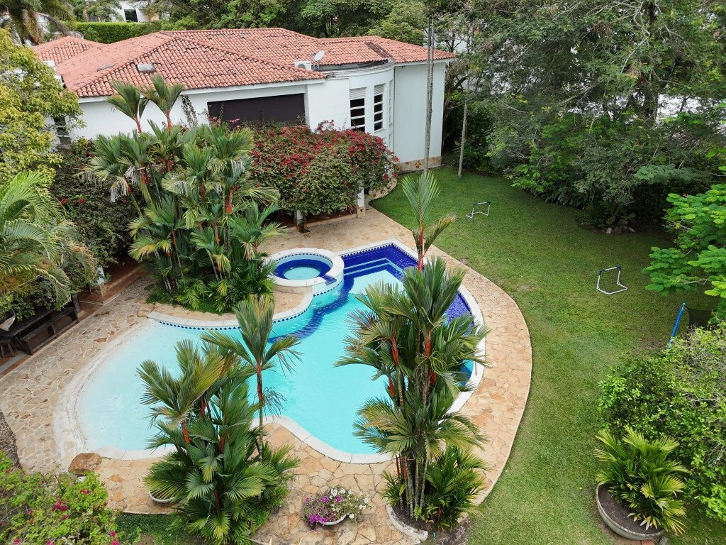 House 500 m2 with fireplace in Cali, Colombia
