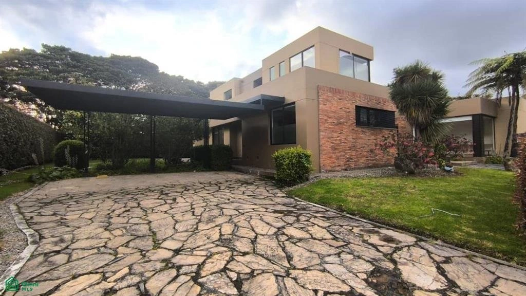 House 455 m2 with gated community in Bogota, Colombia