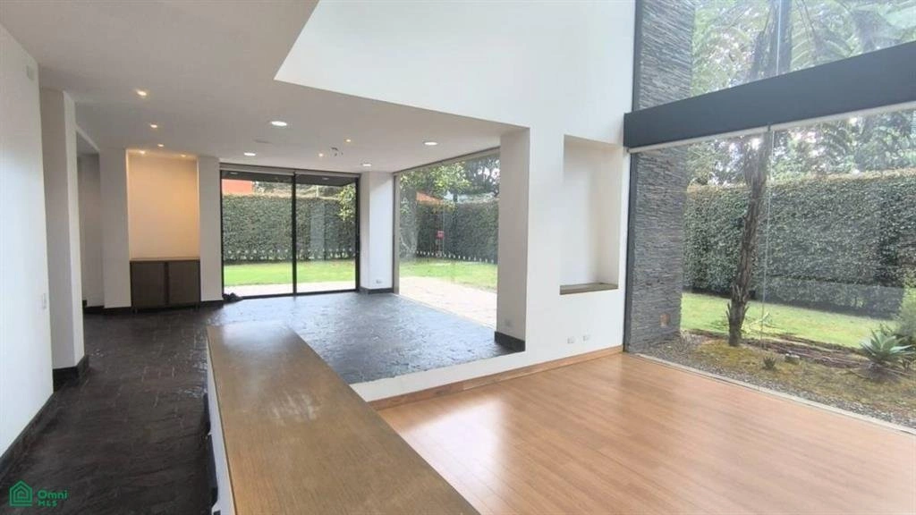 House 455 m2 with gated community in Bogota, Colombia