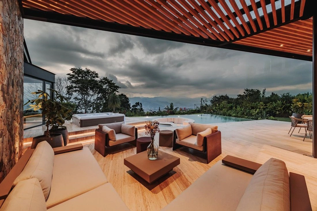 哥伦比亚麦德林带车库的6+1房屋