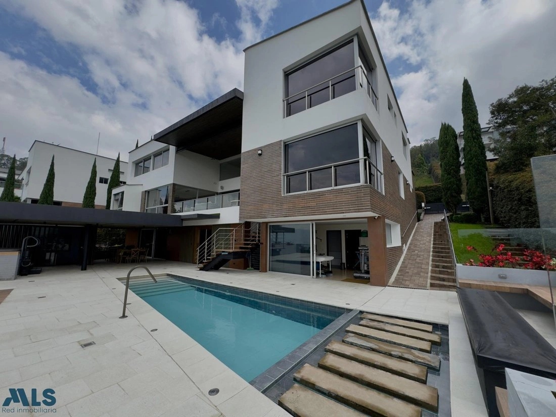 منزل بمساحة 1150 m2 مع حديقة في ميديلين، كولومبيا