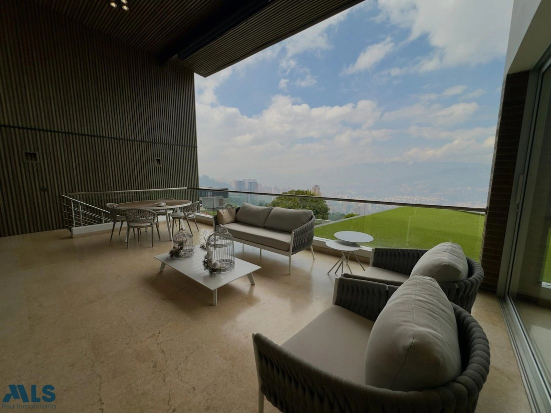 منزل بمساحة 1150 m2 مع حديقة في ميديلين، كولومبيا