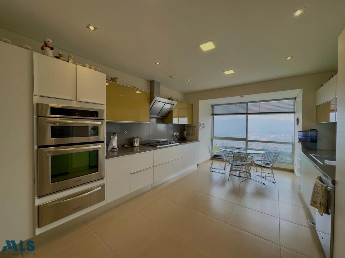 منزل بمساحة 1150 m2 مع حديقة في ميديلين، كولومبيا