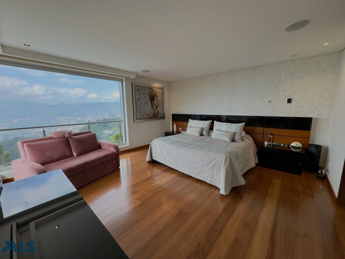 منزل بمساحة 1150 m2 مع حديقة في ميديلين، كولومبيا