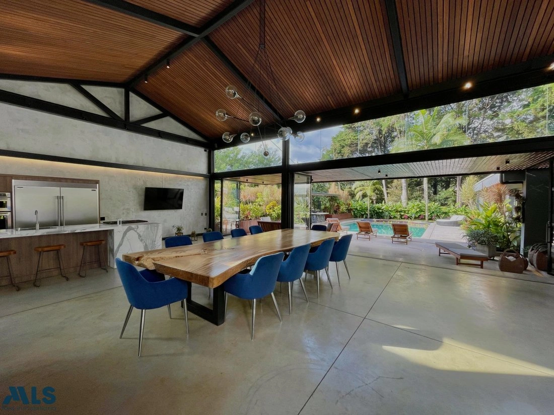 House 733 m2 with fireplace in Medellin, Colombia