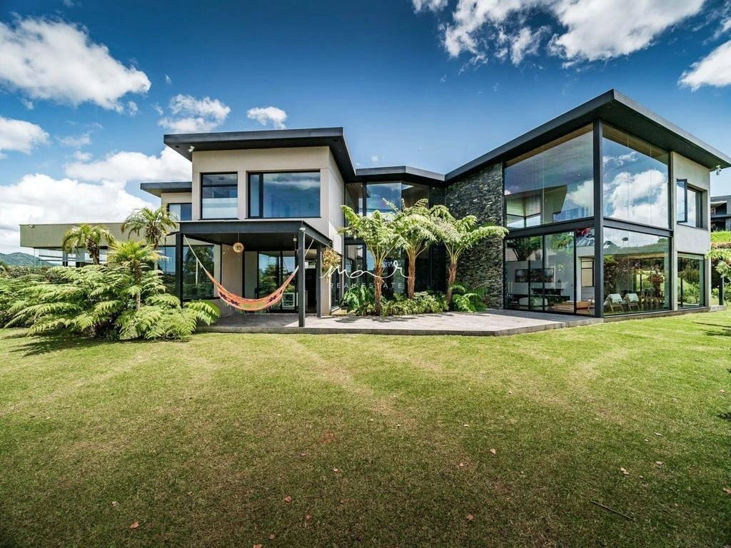 House 526 m2 with walk in closet in Medellin, Colombia