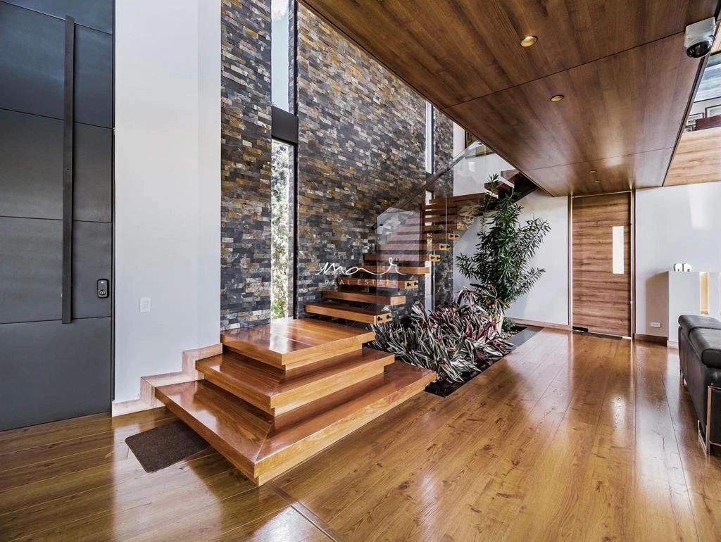 House 526 m2 with walk in closet in Medellin, Colombia