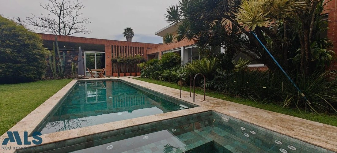 House 413 m2 with jacuzzi in Medellin, Colombia