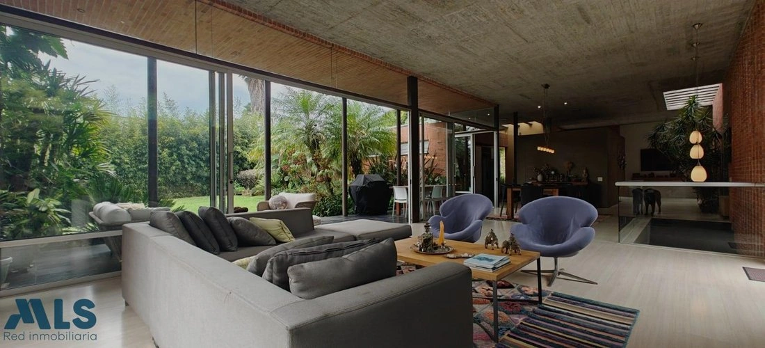 House 413 m2 with jacuzzi in Medellin, Colombia