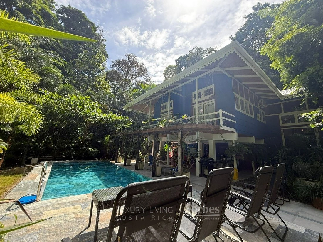 House 535 m2 with garden in Limon, Costa Rica